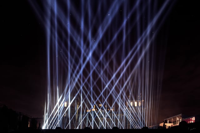 Simple Harmonic Motion #11 for Light at Blenheim Palace by Memo Akten, installation view at Blenheim Palace, Oxford, UK, 2014. Commissioned by Blenheim Art Foundation.