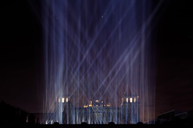 Simple Harmonic Motion #11 for Light at Blenheim Palace by Memo Akten, installation view at Blenheim Palace, Oxford, UK, 2014. Commissioned by Blenheim Art Foundation.